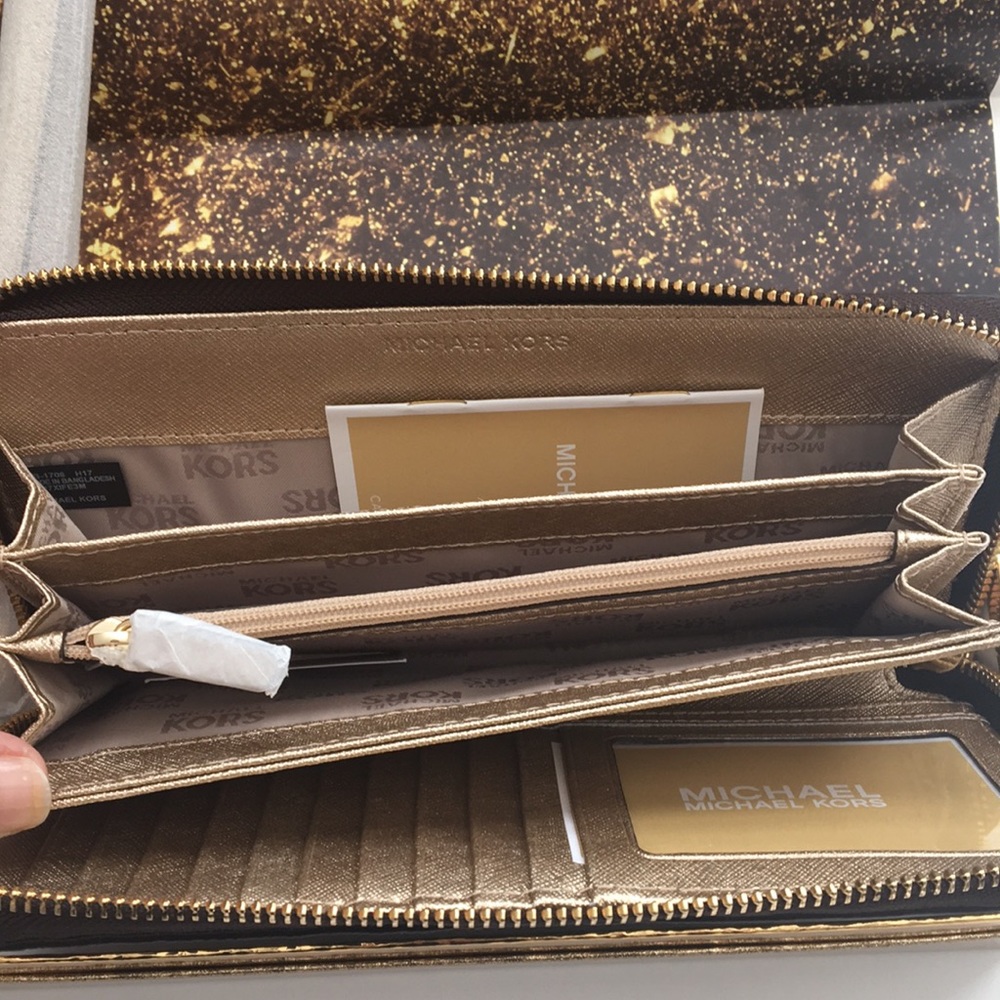 *ONLY 1 LEFT* MK Star Studded Leather Wallet - Picture 5 of 7